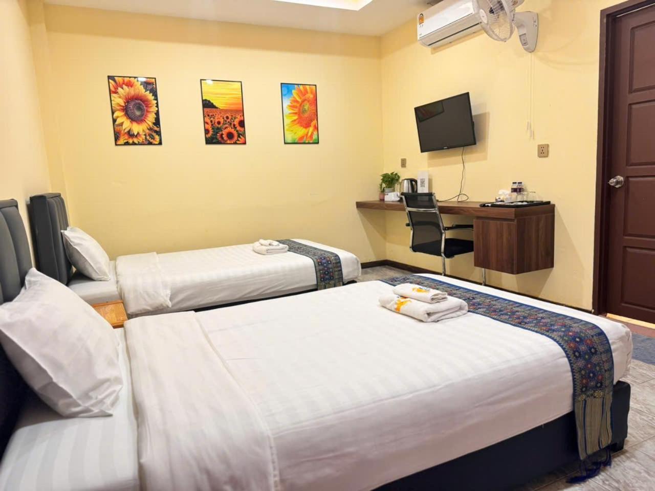 Yula Hotel Thatluang Vientiane Bagian luar foto